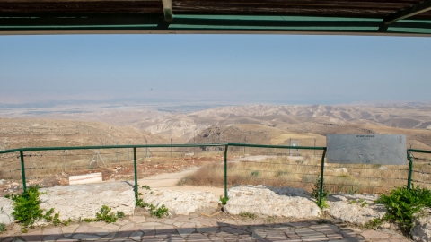 צופה לנוף.jpg