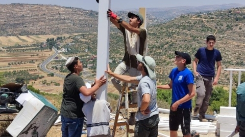 בונים ויוצרים.jpg